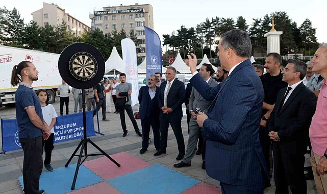 Vali Çiftçi Halk Sağlığı Şenliği'nde hedefe ok attı