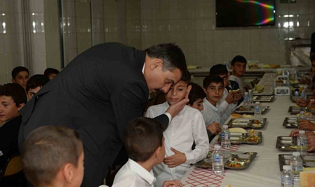 Vali Çiftçi Kur'an Kursu'nda çocuklarla yemek yedi