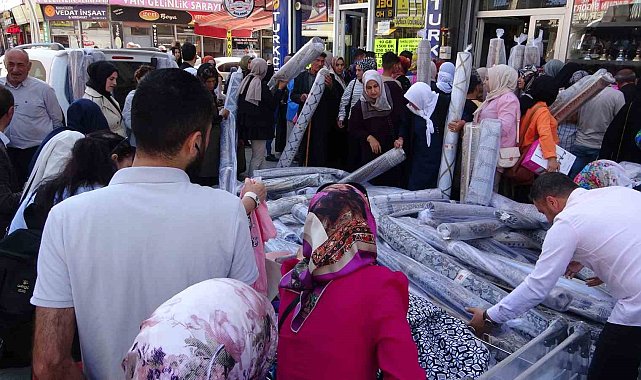 Van'da halı kampanyasında izdiham yaşandı
