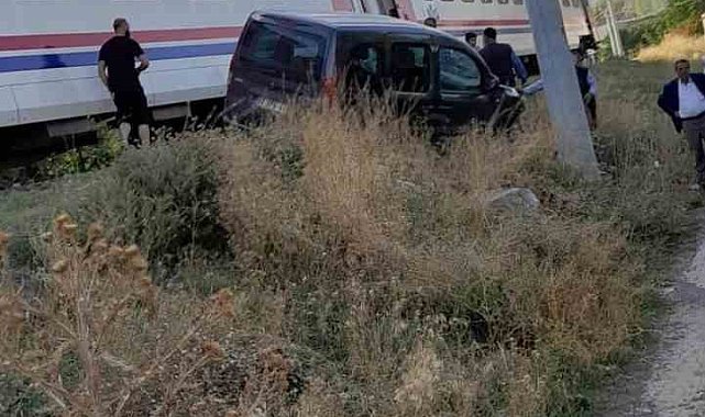 Van'da tren hemzemin geçitte otomobile çarptı: 1 yaralı