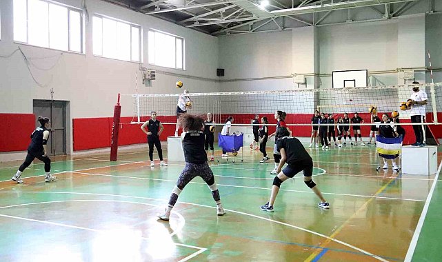 Van'ın kızları yeni sezon için file başına geçti