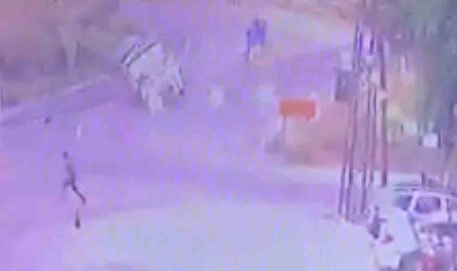 Virajı alamayan kamyonetin devrilme anı güvenlik kamerasında