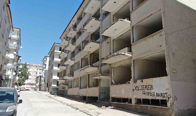 Yıkımı yapılmayan ve çevresinde önlem alınmayan ağır hasarlı binalar tehlike saçıyor
