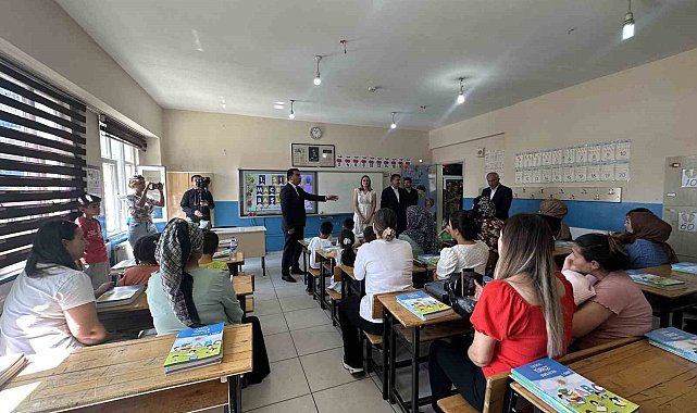 Yüksekova'da okullar açıldı: Tüm öğrencilerin sıralarına kitaplar bırakıldı