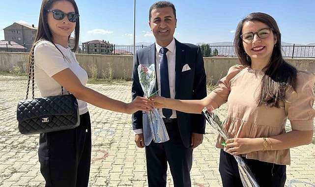 Yüksekova'ya atanan öğretmenler güllerle karşılandı