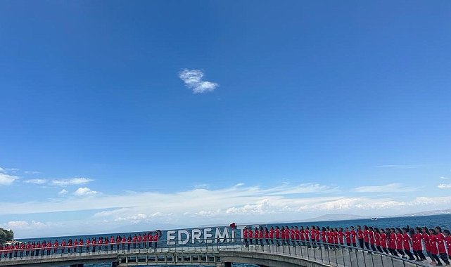 100 kızla renkli 100. yıl kutlaması