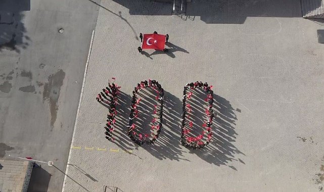 100 öğrenciden 100'ncü yıla özel koreografi