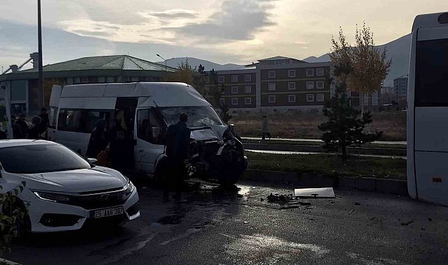 23 kişinin yaralandığı zincirleme kaza güvenlik kamerasına yansıdı