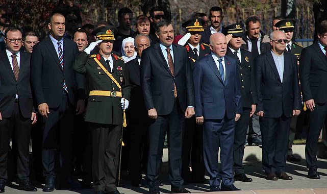 29 Ekim kutlamaları çelenk sunma töreni ile başladı