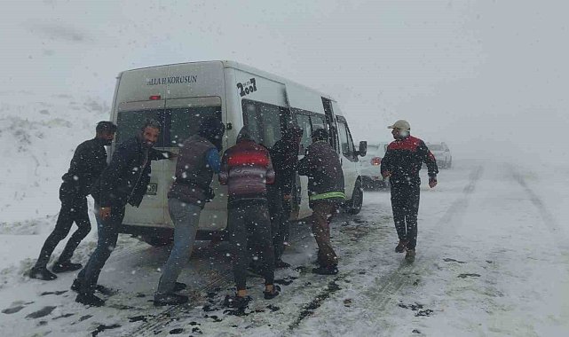 3 bin rakımlı Karabet Geçidi'nde tipinin ardından güneş açtı