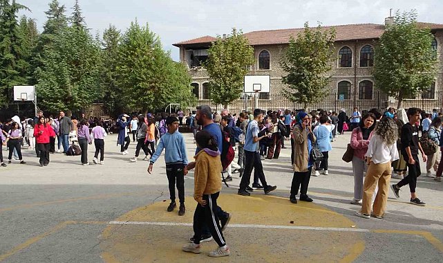 4.3'lük depremle sarsılan Malatya'da veliler okullara akın etti