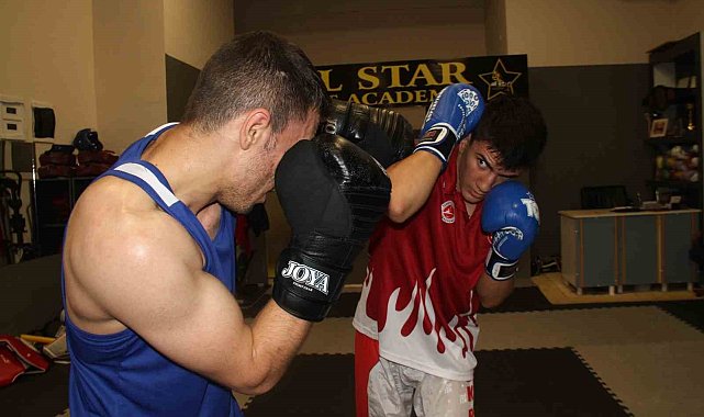 Abi-kardeş, sırt sırta vererek kick boksta şampiyonalara hazırlanıyor