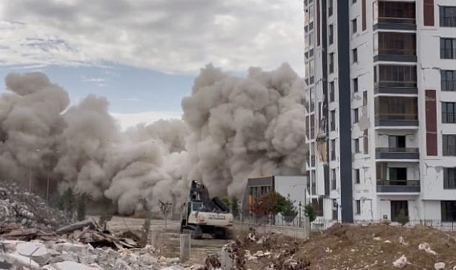Ağır hasarlı 13 katlı bina saniyeler içerisinde yıkıldı