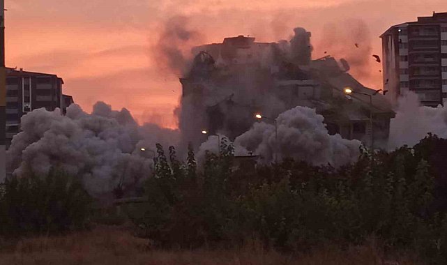 Ağır hasarlı 13 katlı bina saniyeler içerisinde yıkıldı