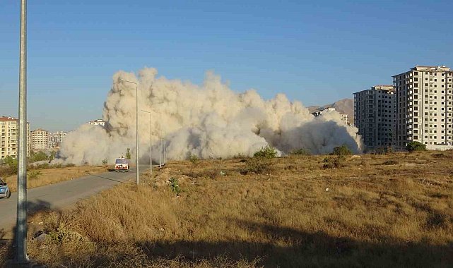 Ağır hasarlı 2 blok saniyeler içerisinde yerle bir oldu