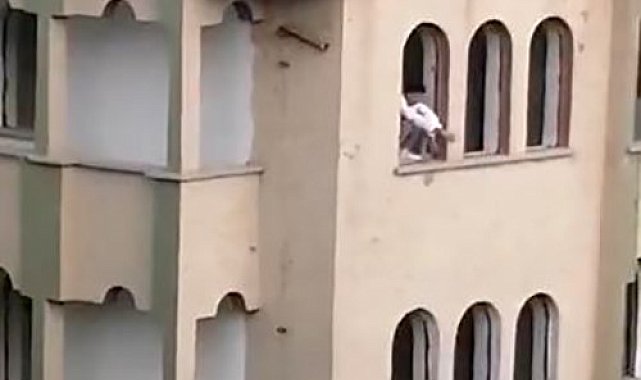 Ağır hasarlı binada tehlikeli anlar: Caddede bulunanlarla tartışıp 4'üncü kattan beton parçası fırlattı