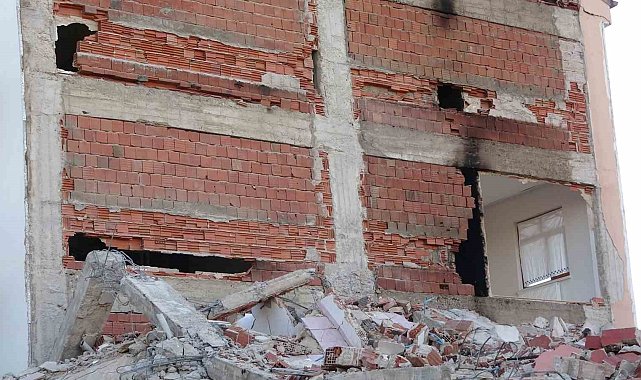 Ağır hasarlı binayı yıkarken neredeyse sağlamını da yıkıyorlardı, daireler zarar gördü