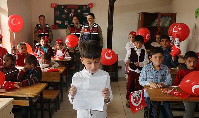Ağrı'da jandarma ekipleri köy çocuklarını yaş pasta ve hediyelerle sevindirdi