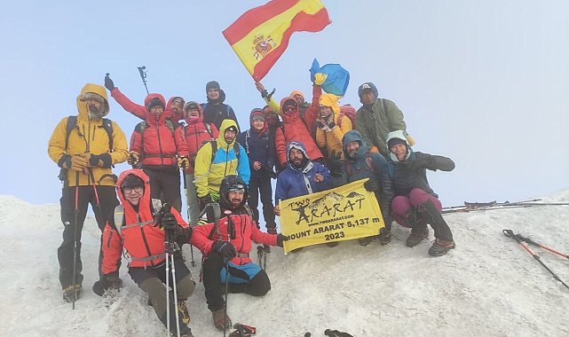 Ağrı Dağı zirvesinde çöp temizliği