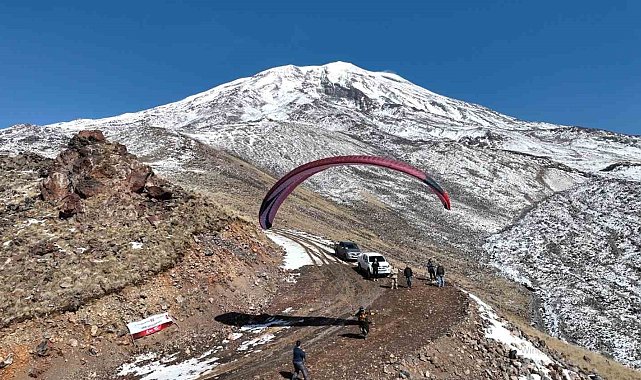 Ağrı Dağı'nda Cumhuriyet Bayramı coşkusu yamaç paraşütüyle yaşandı