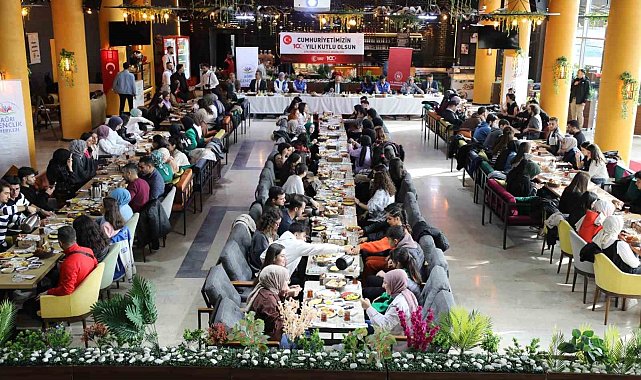 Ağrı Valisi Koç, Cumhuriyetin 100. yılında gençlerle bir araya geldi