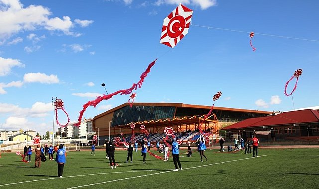 Ağrı'da Cumhuriyet'in 100. yılı coşkusu uçurtmalarla yaşandı