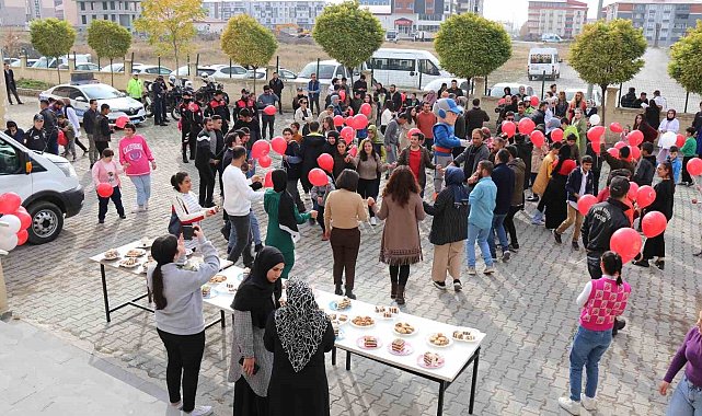 Ağrı'da Cumhuriyet'in 100'üncü yılında polis araçları öğrencilerle buluştu