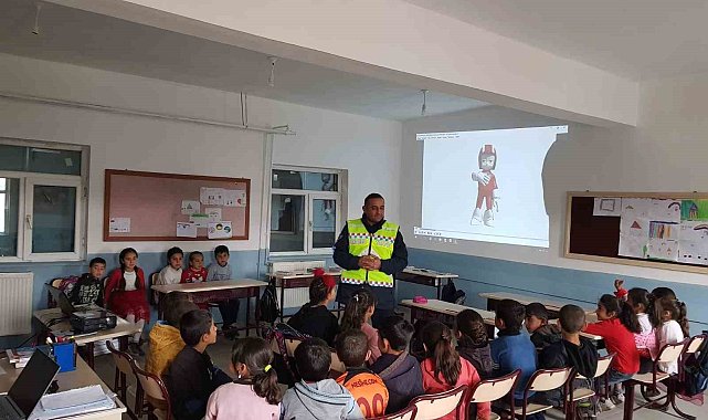 Ağrı'da jandarma ekipleri trafik kuralları hakkında öğrencileri bilgilendiriyor