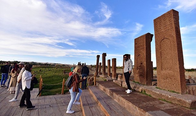 Ahlat Selçuklu Meydan Mezarlığı ziyaretçi akınına uğruyor