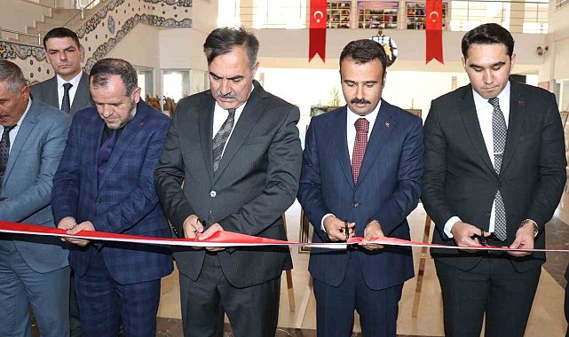 Ahlat'ta "Geçmişten Günümüze Cumhuriyet Bayramı" fotoğraf ve resim sergisi açıldı