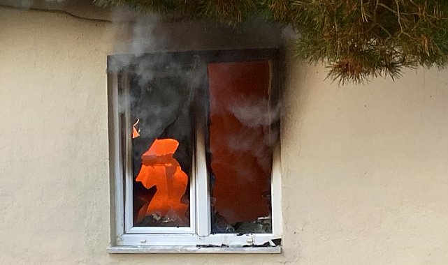 Alevler içinde kalan ev kullanılamaz hale geldi