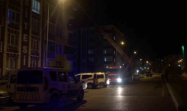 Anahtarı evde unutan çift, itfaiyeden yardım istedi