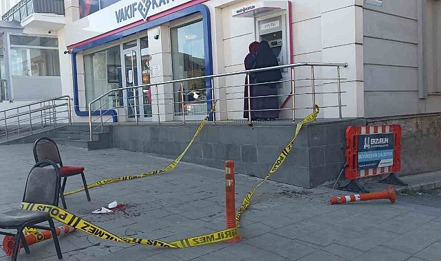 Annesiyle gönül ilişkisi olduğunu düşündüğü şahsı bıçakla yaraladı