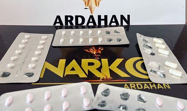 Ardahan'da üzerlerinde uyuşturucu bulunan 2 kişi gözaltına alındı