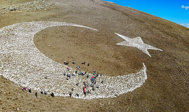 Ardahan'daki Yıldızlı Dağ'da "Cumhuriyet'in 100. yılı" yürüyüşü yapıldı