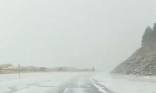 Ardahan'da dolu yağışı yolları beyaza bürüdü