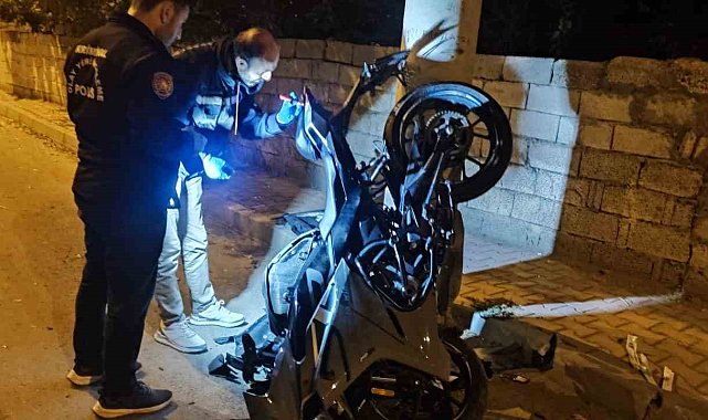 Arkadaşından ekmek almak için motosikletini alan şahıs beton direğe çarptı: 1 ağır yaralı