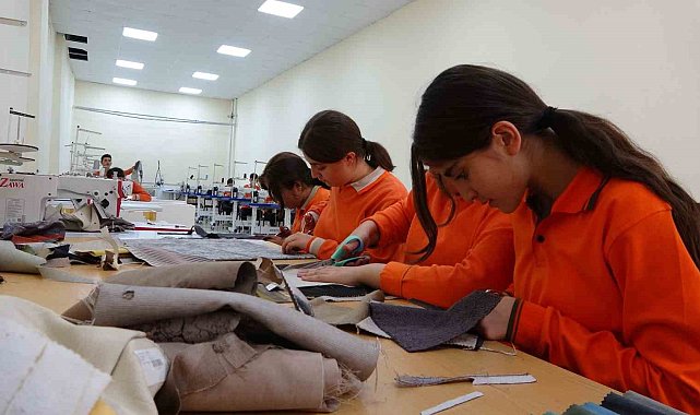 Atık malzemeler öğrencilerin ellerinde hediyelik eşyalara dönüşüyor