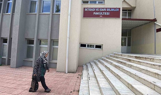 Azmin başarısı: İlk, orta ve lise eğitimini dışarıdan tamamladı, 70 yaşında üniversiteli oldu
