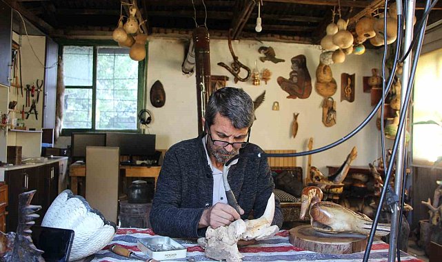 Bahçesini kendi için yaşam alanına çevirdi: Doğada kemikleşmiş odunlara çeşitli şekiller veriyor