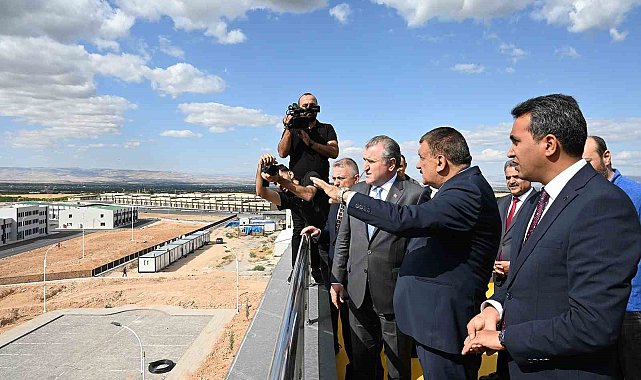 Bakan Bak: &quot;Çok modern ve kayısı için önemli bir merkez&quot;