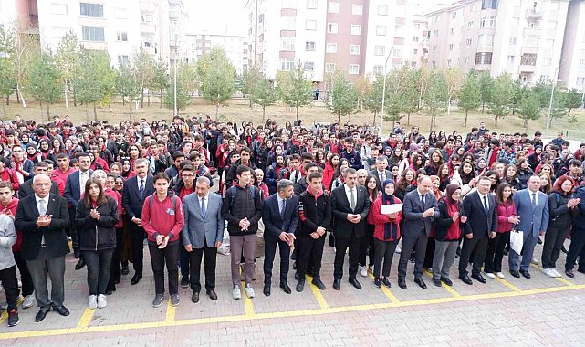 Bakan Tekin, öğrencilerle birlikte şehit Filistinli çocuklar için saygı duruşunda bulundu