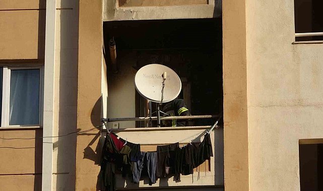 Balkonda çıkan yangın eve sıçramadan söndürüldü