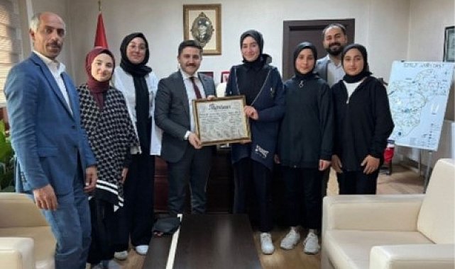 Başarılı öğrenciler projelerini Kaymakam Bulut'a sundu