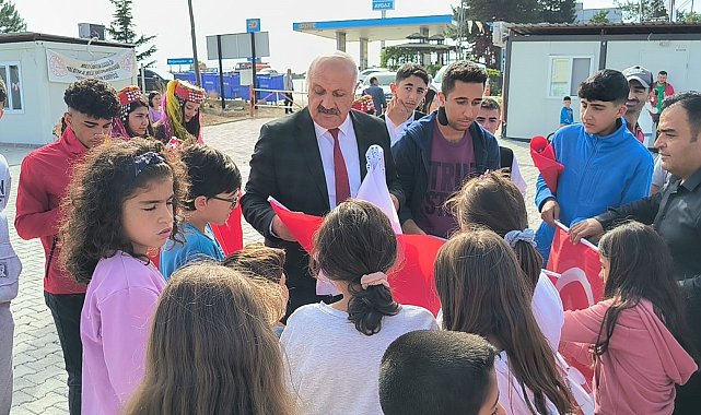 Başkan Zelyurt bayrak dağıttı