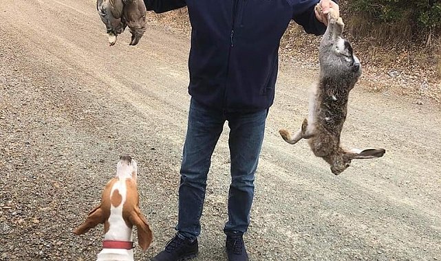 Belediye Başkanı, avladığı tavşan ve kekliklerle poz verdi