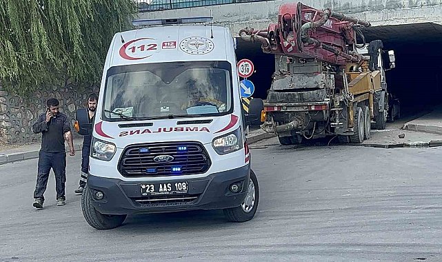 Beton pompa aracı alt geçitten geçmeye çalıştı: 2 yaralı