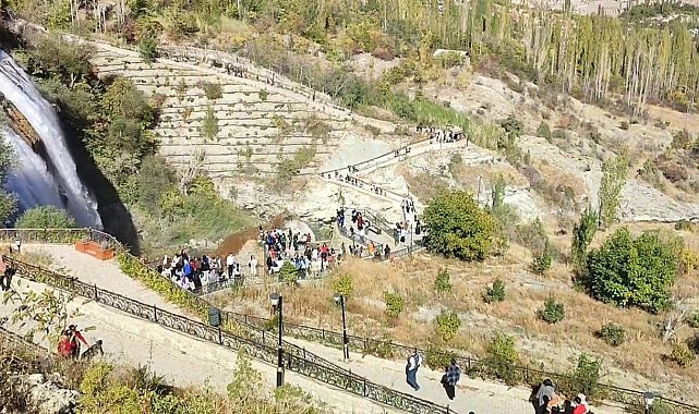 Bin kişilik öğrenci kafilesi Uzundere'yi gezdi