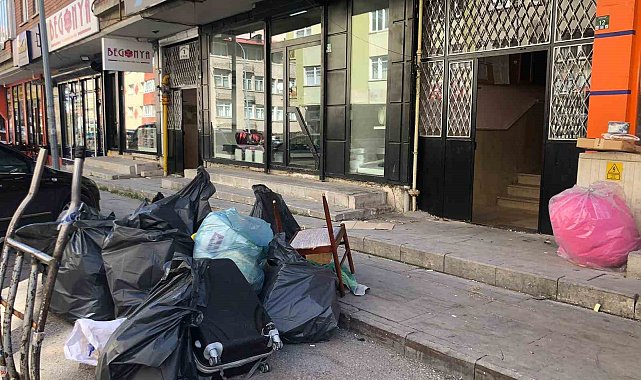 Binayı çöp alanına çevirdiler