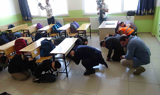 Bingöl'de 400 okulda eş zamanlı deprem tatbikatı yapıldı